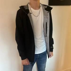 The North Face Men's Frontier Futurelight Jacket TNF Black vind/regn jacka justerbara armar och i midjan - vind/regn jacka justerbara armar och i midjan,bra skick 