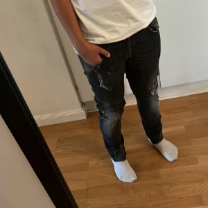 Dondup George jeans - Tja, jag säljer ett par jävligt fräscha Dondup jeans st 33, om man frågar mig så är det i ett gott skick med väldigt fina slitningar!