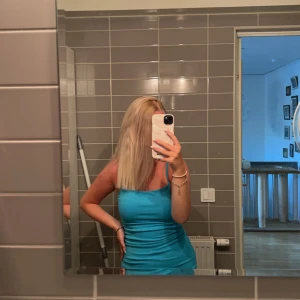 Klänning - fin klänning  nästan som ny köpte den förra sommaren o använt den kanske 3 gånger 