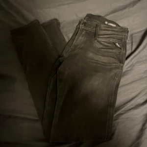 Replay jeans  - Ett par fräscha svarta Replay byxor som är i väldigt bra skick😇