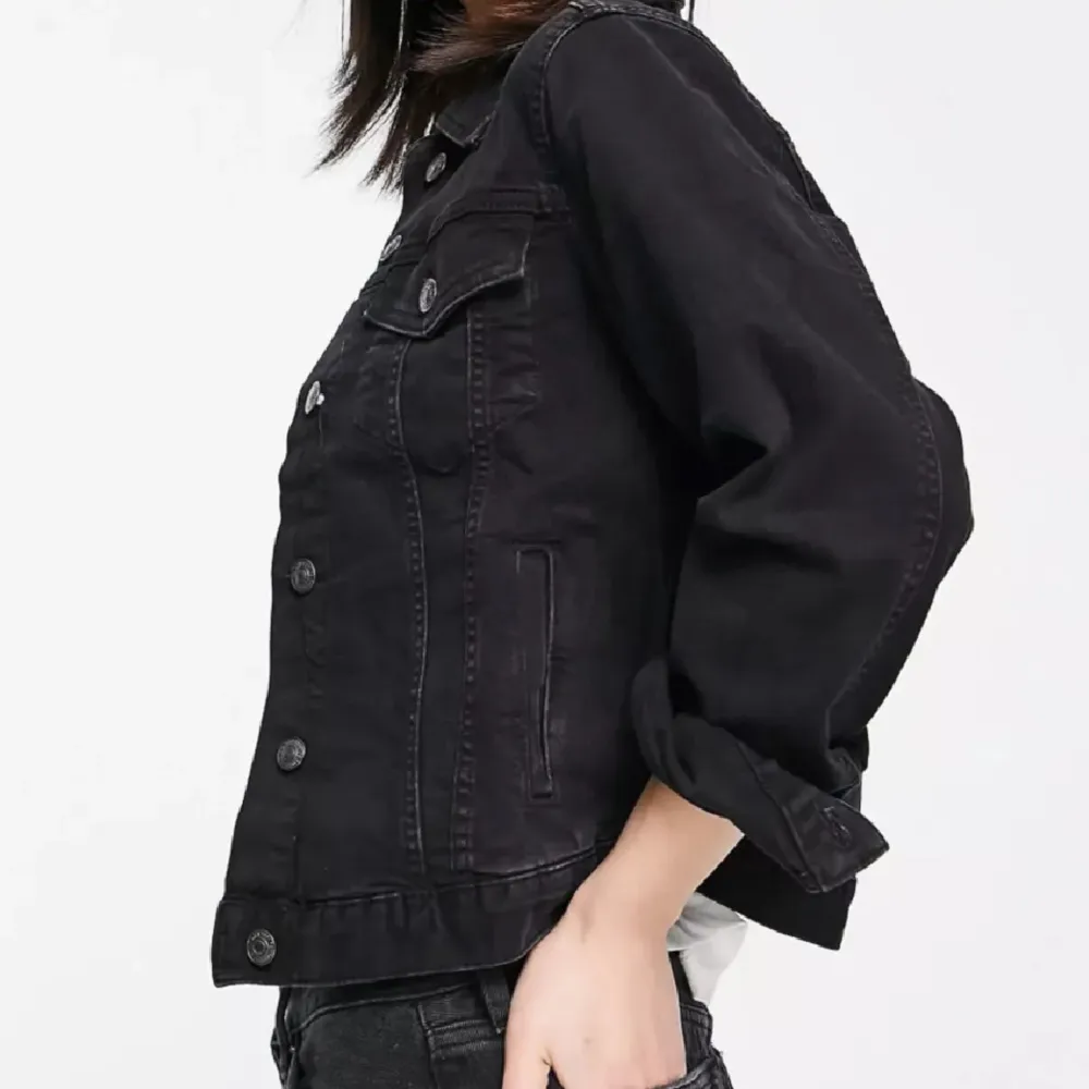 Jeansjacka från mango. Storlek xs men skulle säga att den även passar s (jag är s och kan ha en tjock stickad tröja under). Jackan är i mycket fint skick- som ny! . Takit.