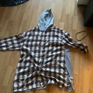 Snygg, som ny - Nytt skick, jacka med knappar