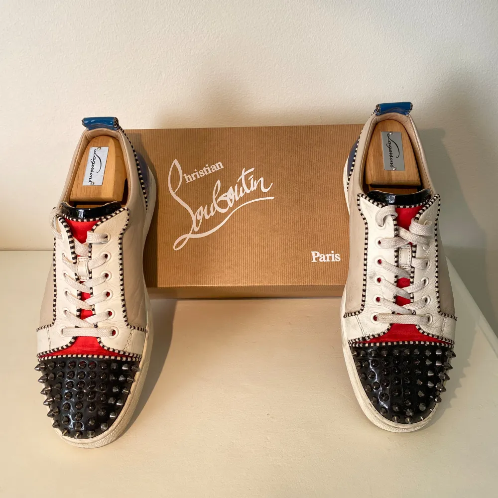 Hej, säljer ett par enormt snygga Christian Louboutin sneakers. Unika & sällsynta, utstickande & exklusiva. Välanvända, saknar ett antal spikar. Nypris över 8k. Storlek 43. Lätta att hålla rent. Bekväma att gå i. Pris kan diskuteras. Hörs i DM! . Skor.