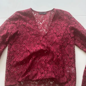 Röd blus/tröja - En av mina favorittröjor men är tyvär lite liten! Så fin röd vringad tröja med jätte fint mönster ifrån STOCKH LM
