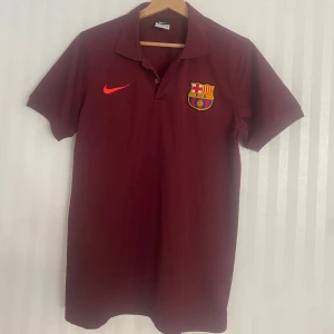 Barcelona Piké tröja - Jättefin Barcelona piké tröja som inte längre passar mig. Den är köpt i Nike store i Dubai för ett par år sedan. Jättebra skick.