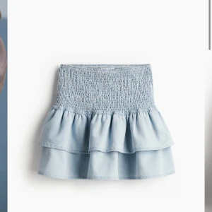 Jeanskjol  - slutsåld jeans kjol, skriv privat för information. använd fåtal gånger 🥰 den har blivit lite solblekt på framsidan