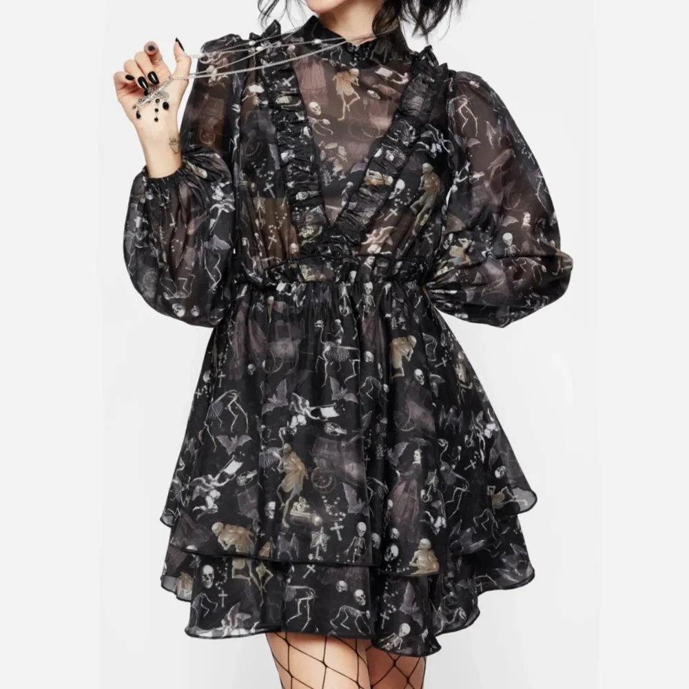 Helt oanvänd klänning ”Melancholia frill yoke layered organza mini dress” från Disturbia 🖤🖤 Storlek 8uk / S / 36   Finns ej längre att köpa!   Orginellt pris $88. Klänningar.