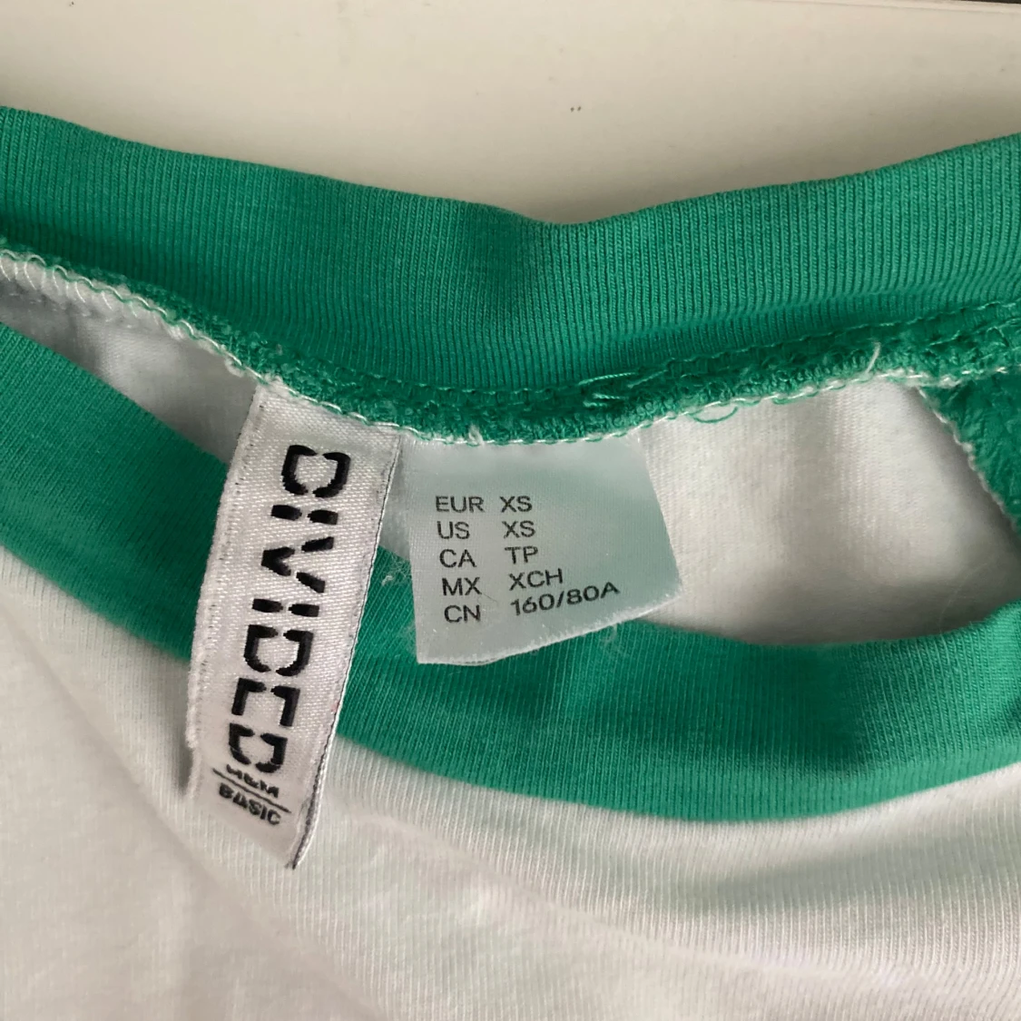 Vit och grön t-shirt från Divided - 92