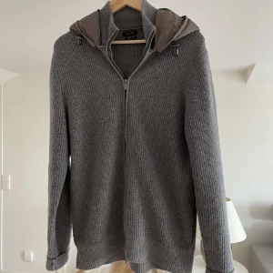 Massimo Dutti Cardigan - Säljer min mycket eftertraktade snygga massimo dutti cardigan i storlek L. Skick 10/10 (nyskick). Kan gå ner i pris vid snabb affär. Skickar gärna fler bilder enligt önskemål privat. Tveka ej på att skriva något vid eventuella funderingar. 