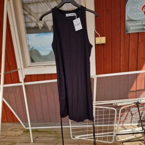 Kläning  - Ny Kläning från carlings märket stay har snören längs sidan att dra i för att skapa en mer form på klänningen stl XL