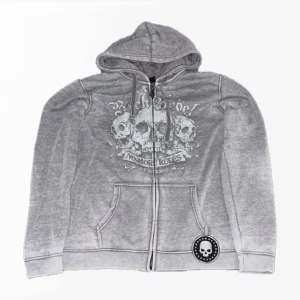 Rock Rebel Zip Hoodie - Säljer denna riktigt feta Rock Rebel hoodie då den var för stor🥲 Strl M men passar även L🗣 Den är väldigt skön👍 Använd gärna köp direkt🙏