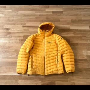 Peak performance frost down hood jacket  - Använt skick. Är lite skitig längst ner på jackan och längst ut på ärmarna. Varm och mycket bra jacka.