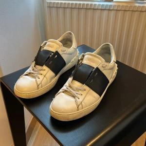 Valentino opens - Tja säljer dessa riktigt feta Valentino skorna inga defekter förutom små crease som kommer me användning. Lite smutsiga behövs endast tvättas lite. Nypris ca 7 tusen mitt pris 2399kr