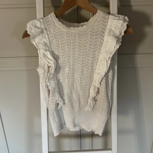 Volang tröja - Jättefin volang tröja lite som en blus, använd typ tre gånger💞 skriv för fler bilder