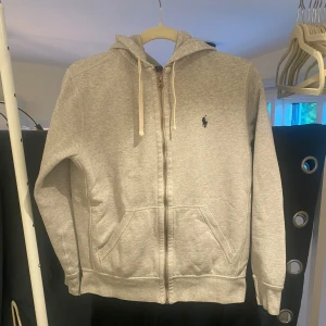Fin Ralph Lauren zip hoodie - Knappt använd Polo Ralph Lauren zip hoodie i storlek s, fick knappt användning av tröjan då jag växte ur den.