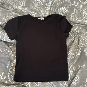 Tröja  - Fin enkel svart tröja passar till allt köpt för ca ett år sen knappt använt