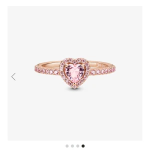 Pandora ring - Super fin pandora ring, fick i present av min kille men förhållandet gick inte som tänkt. Skriv för fler bilder eller frågor💕