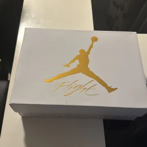 Jordan 4 retro yellow - Storlek: 40, har använt dem i 1 och en halv månad, har box till. Köpte dem för 3300 kr