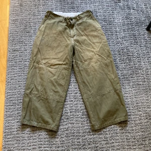 Poetic collective chinos - Poetic chinos, St M men passar för Xs och S ännu mer. bra skick men kommer inte till användning, pris kan diskuteras.