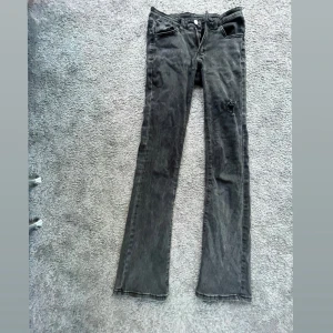 Gråa jeans  - Nu säljer jag dessa gråa super fina jeans!💘 Dessa jeans har även en fin detalj som är ett hål vid låret💓 (Hålet är en del av designen, så det har alltid funnits där!) Skulle säga att det är en jättebra kvalite på dem och super snygga är dem också!💞  