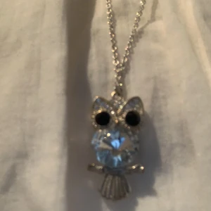 Uglehalsband - Väldigt fint uglehalsband med många diamant detaljer. Lång kedja 