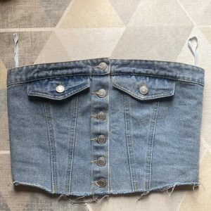 Jeanstopp - Jättefin kort tubtopp i jeans. Köpt på Plick, knappt använd då och ej använd nu. Står storlek S men den är liten vid bysten. Passar en XS och har stretch i ryggen. Säljer pga att den är för liten längst upp, därför ingen bild på. 26 cm på höjden.💗