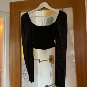 Svart topp  - Svart top med mesh armar 