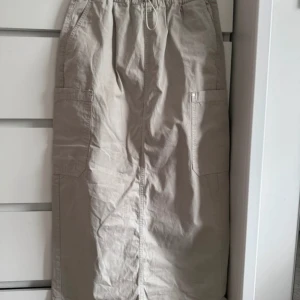 Cargokjol - Zara - Storlek M - Supersnygg cargokjol från Zara. Storlek M. Slutsåld. Endast provad. Lappen sitter kvar. Jag är 153 cm. 