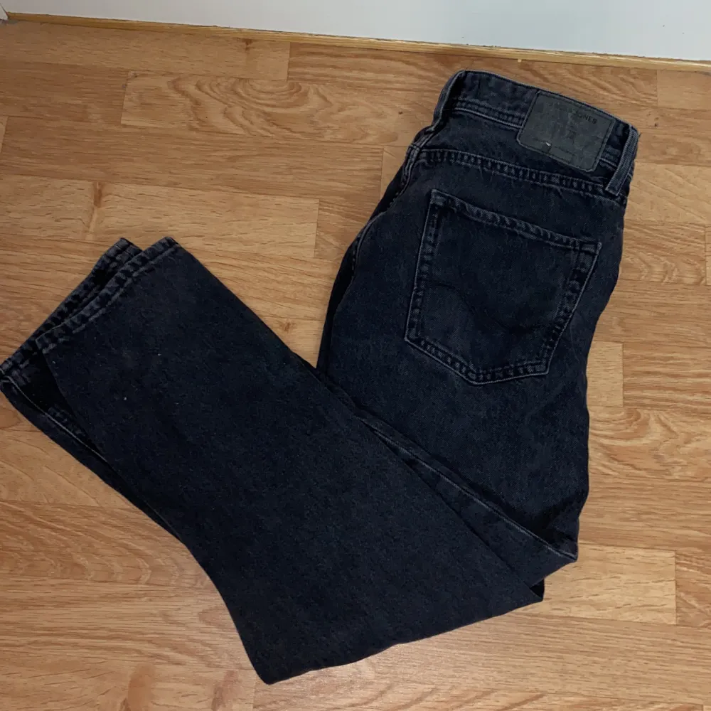 Ett par svarta jeans säljer dessa jeans pågrund av att dem inte passar mig annars hade haft dem kvar riktig bra jeans ny pris 600 använt ett par gånger men funkar som nytt storlek 28/30. Jeans & Byxor.