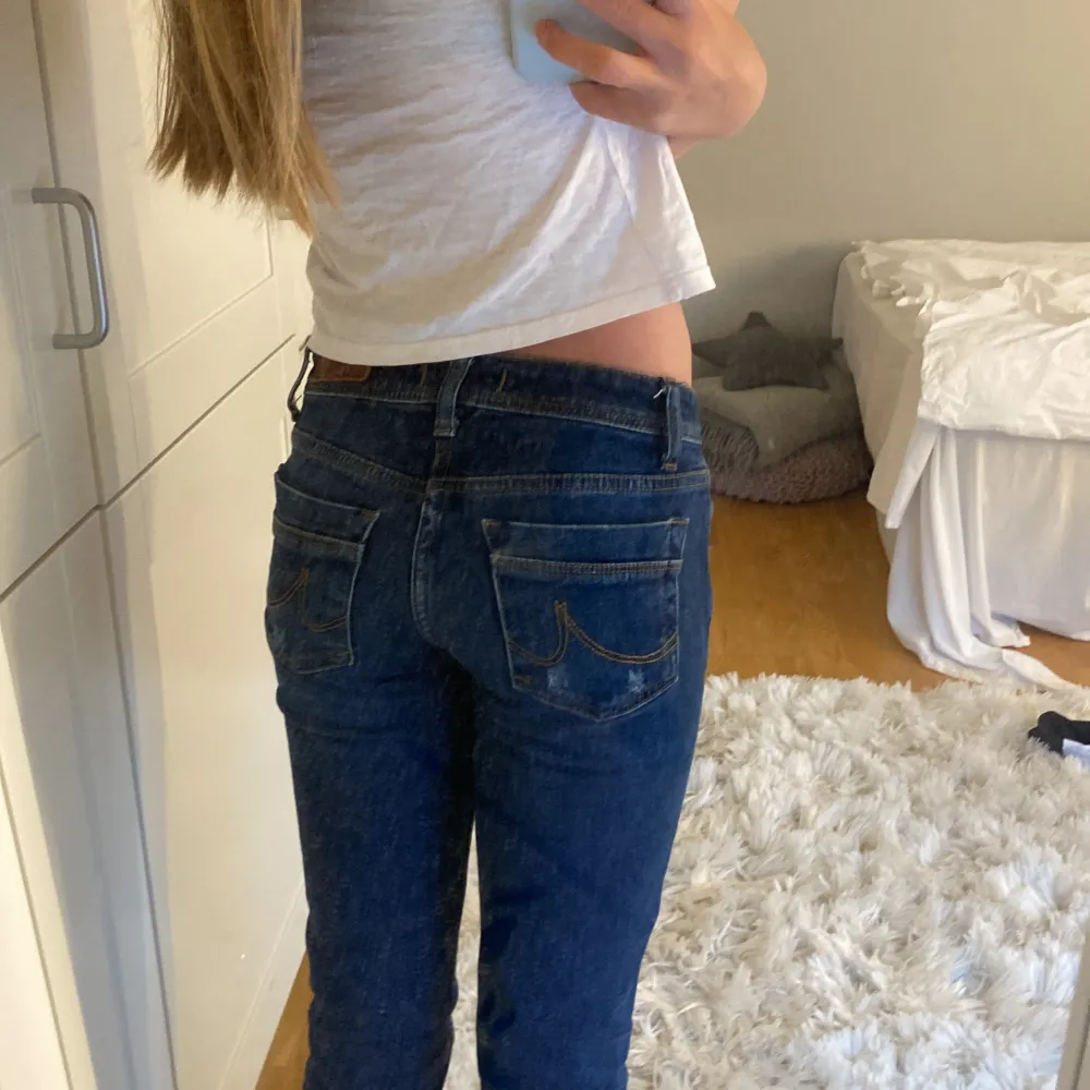 hejj, säljer super populära o as coola jeans från ltb i modellen valerie 💓💓 dem är köpta för 1099kr och är i nyskick 💘💘. Jeans & Byxor.