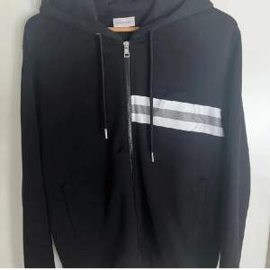 Moncler zip hoodie i nyskick. den är köpt på NK, kvitto finns. Storlek L