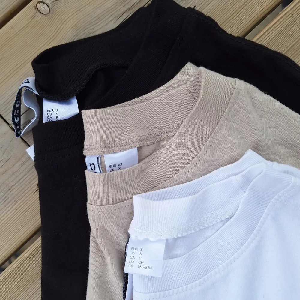 Tre croppade toppar / t-shirts (H&M Divided): en svart och en vit i stl S och en beige i stl XS (det skiljer inte jättemycket på storlekarna, tycker jag). Den svarta är helt ny med tags, och de två andra är i mycket fint skick/nästintill nyskick.. T-shirts.