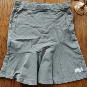 Odd Molly kjol - Jättefin kjol i 100% bomull från Odd Molly. Lågmidjad, storlek Xs.