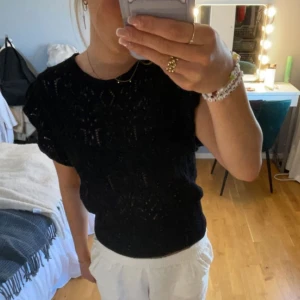 Topp - Stickad topp/tröja med små mönster i tyget🥰 säljer för den inte kommer till andvändning!!😊😊