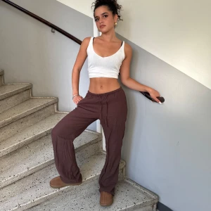 Bruna linnebyxor - Bruna linnebyxor från bikbok storlek S, behövs bara att strykas🤎 Toppen är också till salu, kolla in min profil.