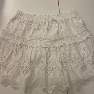 vit kjol (kan sänka pris) - jag säljer denna vita kjol från zara 160cm/ xs💞jag har ingen användning för den längre💕 hör av er för mer info❤️