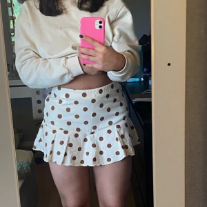 Beige Minikjol - Har aldrig använt och prislappen sitter kvar. Den har inbyggda shorts under(bild 4) Den är hel och kvalitet är som ny:)