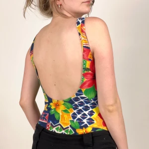 Body  - Supersnygg vintage body med låg rygg! Jag på bilden är 170cm och har strl 36 på överdelar. Klicka på köp nu <3