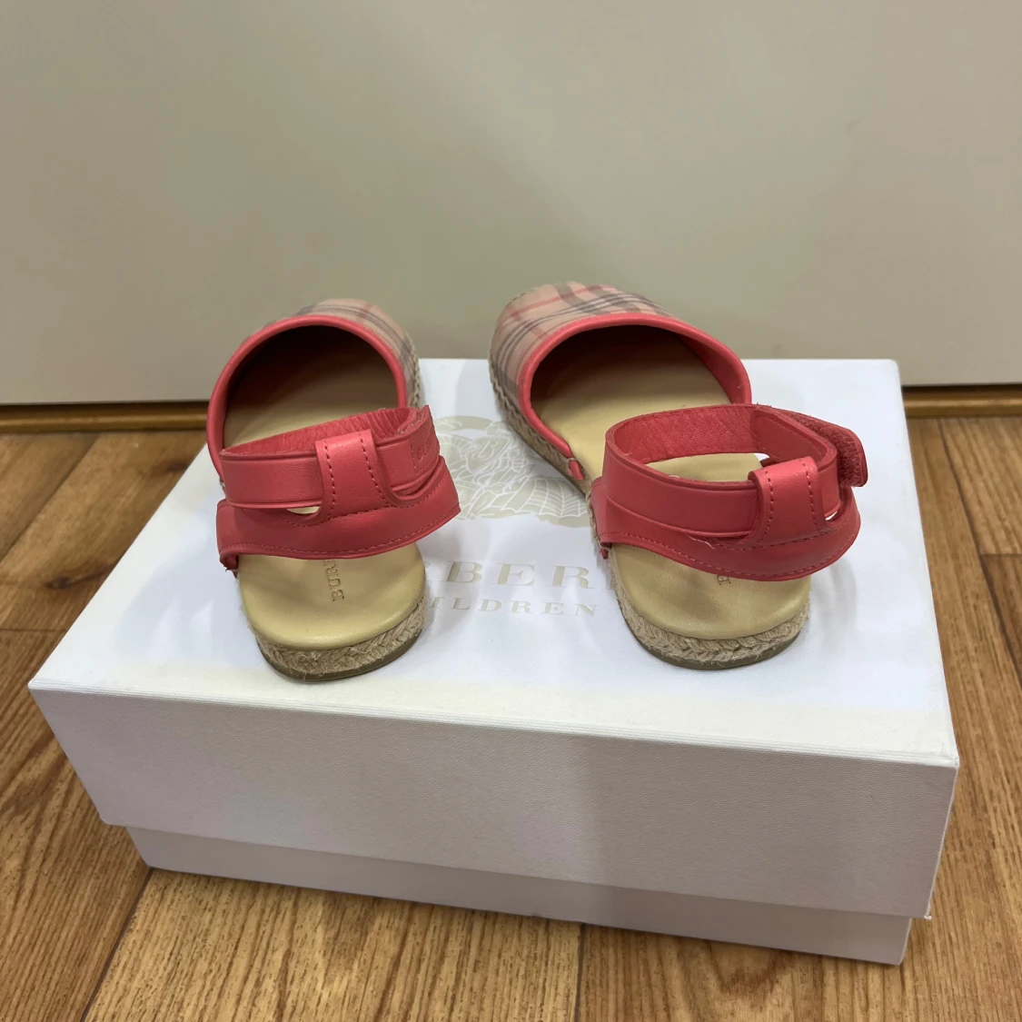 Burberry sandaler  - 90