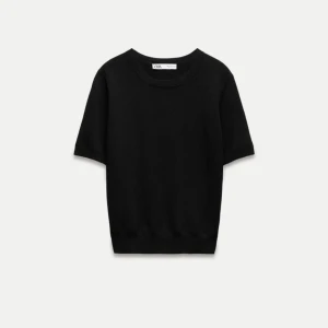 Säljer min svarta tröja från zara i storlek S💗 - Säljer min svarta tröja från zara då den inte kom till andvändning ! den ör i storlek S men passar mig som är mellan xxs- s!💕 Har andvänts några fåtal gånger och det är i bra skick💞💞