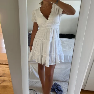 Vit klänning - Så söt vit klänning från zara, passar mig som är S