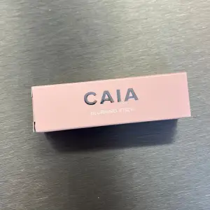 Ett blurring stick från CAIA i en rosa förpackning. Produkten är designad för att sudda ut och jämna ut hudens textur. Aldrig använd, helt ny!