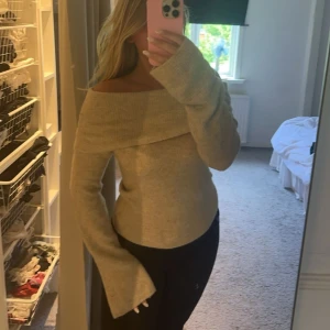 Stickad tröja  - Säljer denna superfina off shoulders tröja i storlek S som är helt slutsåld ifrån Bik Bok! Säljer för 250 kr!❣️