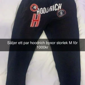 Hoodrich byxor - Jag säljer mina hoodrich byxor för jag har inte använt dom på ett tag och vill sälja dom för 1000kr det är bra kvalitet på dom och dom är storlek M