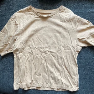 T-shirt  - Lätt använd T-shirt Storlek M