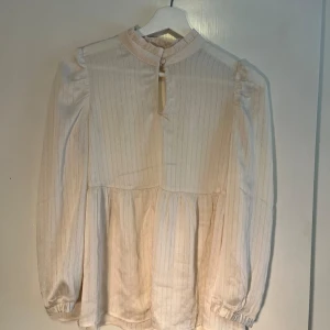 Blus - Oanvänd blus från Aware, säljer då den var för liten. Storlek XS.