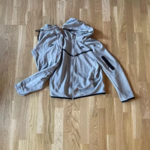 Nike tech fleece (grå) - Är riktig fin tracksuit som jag har haft ett tag men som har används försiktigt och lyckas hålla den i bästa kvalitet. Allt i bilden ingår.