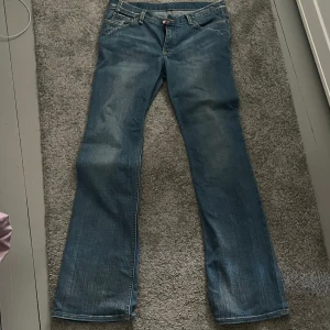 Low waist bootcut  - Bra skick!! Står ingen exakt storlek men uppskattar till en s/m