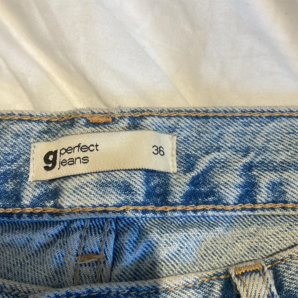 Blåa low waist mom jeans i mycket bra skick från Gina Tricot i strl 36. Knappt använda. Pris kan diskuteras💙. Jeans & Byxor.