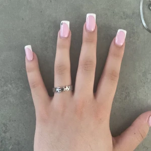 Dream ring.  - Jättefin Dream silver ring. Köpt för någon månad sedan aldrig använd. Har inte skusterat den än så du som köper kan göra så att den passar just ditt finger. Pris kan som vanligt diskuteras. Buda bara så svarar jag så snabbt som möjligt.💖